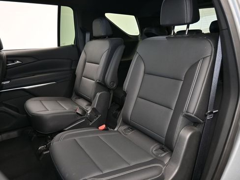 Used 2025 Chevrolet Traverse LT image 33