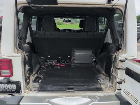 Used 2018 Jeep Wrangler Unlimited Sahara w/ Connectivity Group AWD/4WD image 9