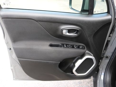 Used 2021 Jeep Renegade Latitude FWD image 10