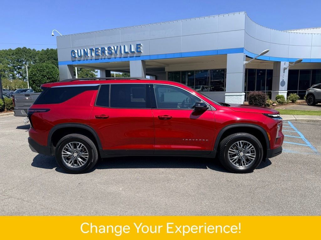 Used 2025 Chevrolet Traverse LT w/ Driver Confidence Package FWD image 4