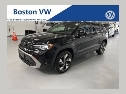 Used 2025 Volkswagen Taos SE w/ Panoramic Sunroof Package