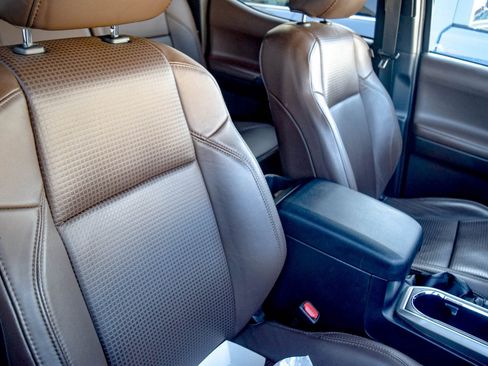 Used 2017 Toyota Tacoma Limited w/ Tow Package image 6