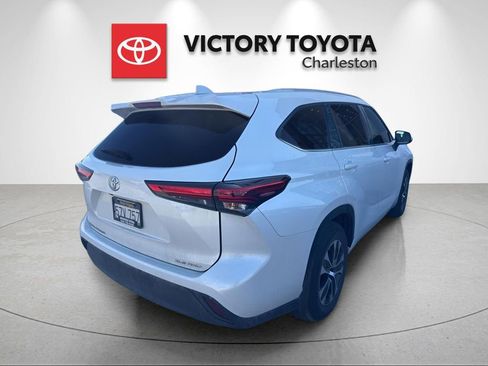 Used 2022 Toyota Highlander XLE image 3