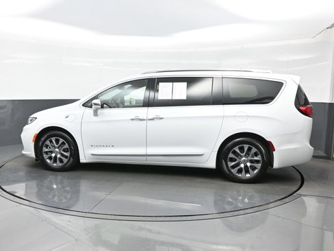 Used 2022 Chrysler Pacifica Pinnacle FWD image 3