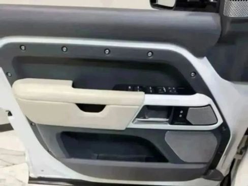 Used 2024 Land Rover Defender 130 S image 37