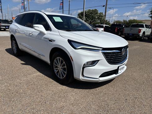 Used 2023 Buick Enclave Essence image 5