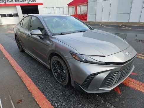 Used 2025 Toyota Camry SE w/ Convenience Package image 1