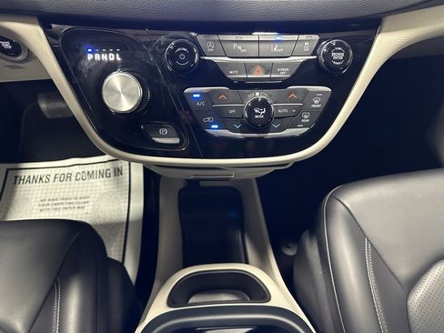 Used 2023 Chrysler Pacifica Touring-L image 39