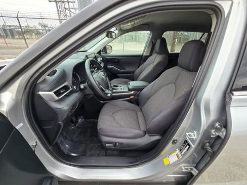 Used 2022 Toyota Highlander LE image 9