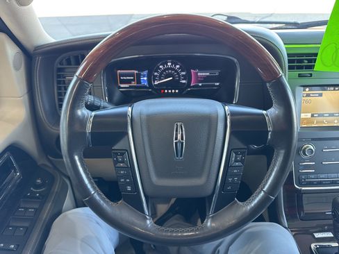 Used 2016 Lincoln Navigator Reserve image 24
