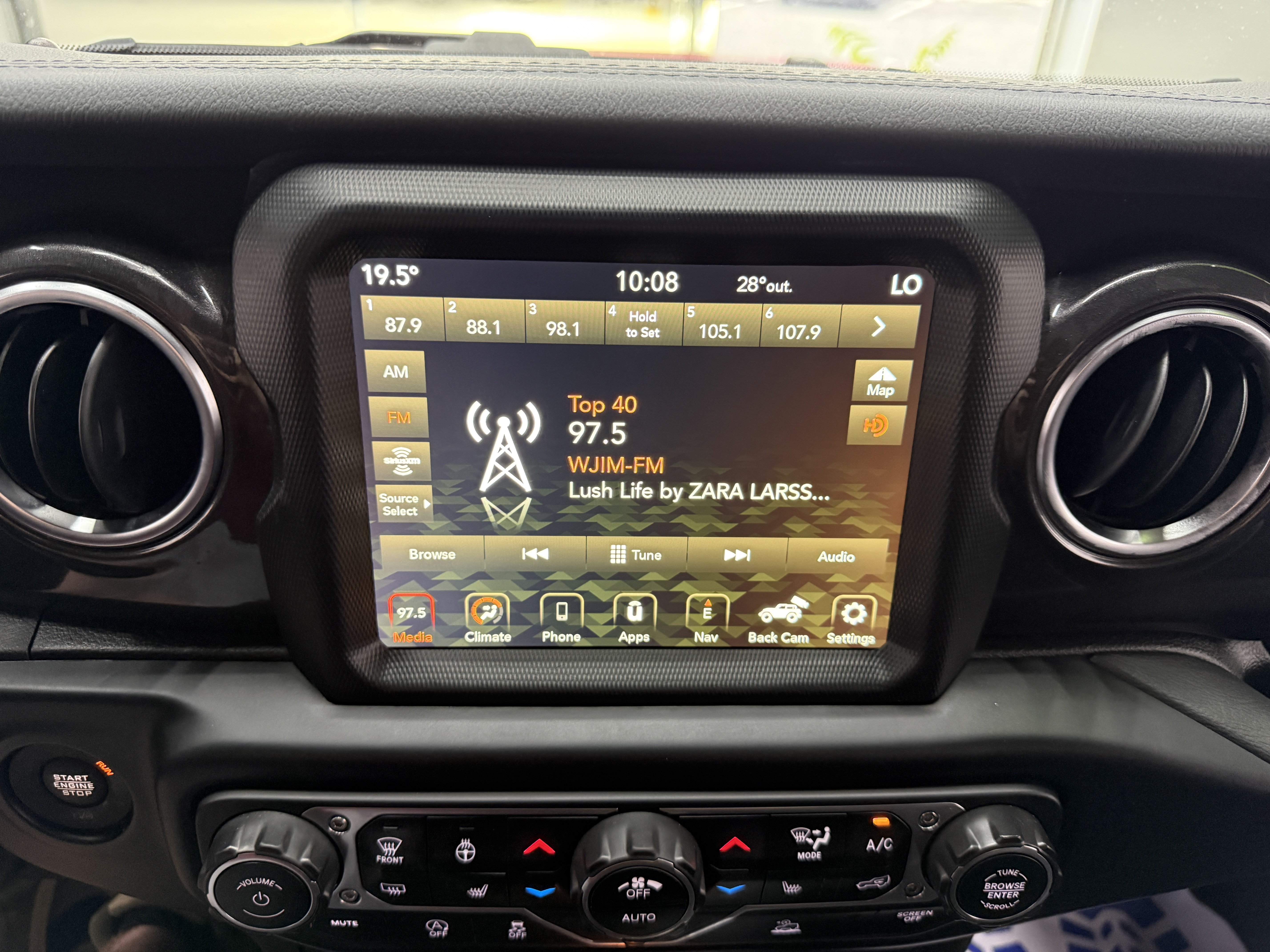 Used 2022 Jeep Wrangler Unlimited Sahara AWD/4WD image 15