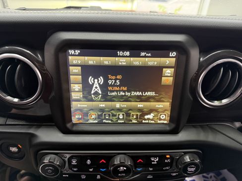 Used 2022 Jeep Wrangler Unlimited Sahara AWD/4WD image 15