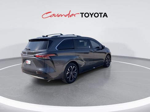 Certified 2025 Toyota Sienna Platinum image 8