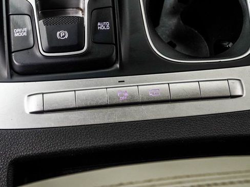 Used 2024 Kia Carnival LX FWD image 18