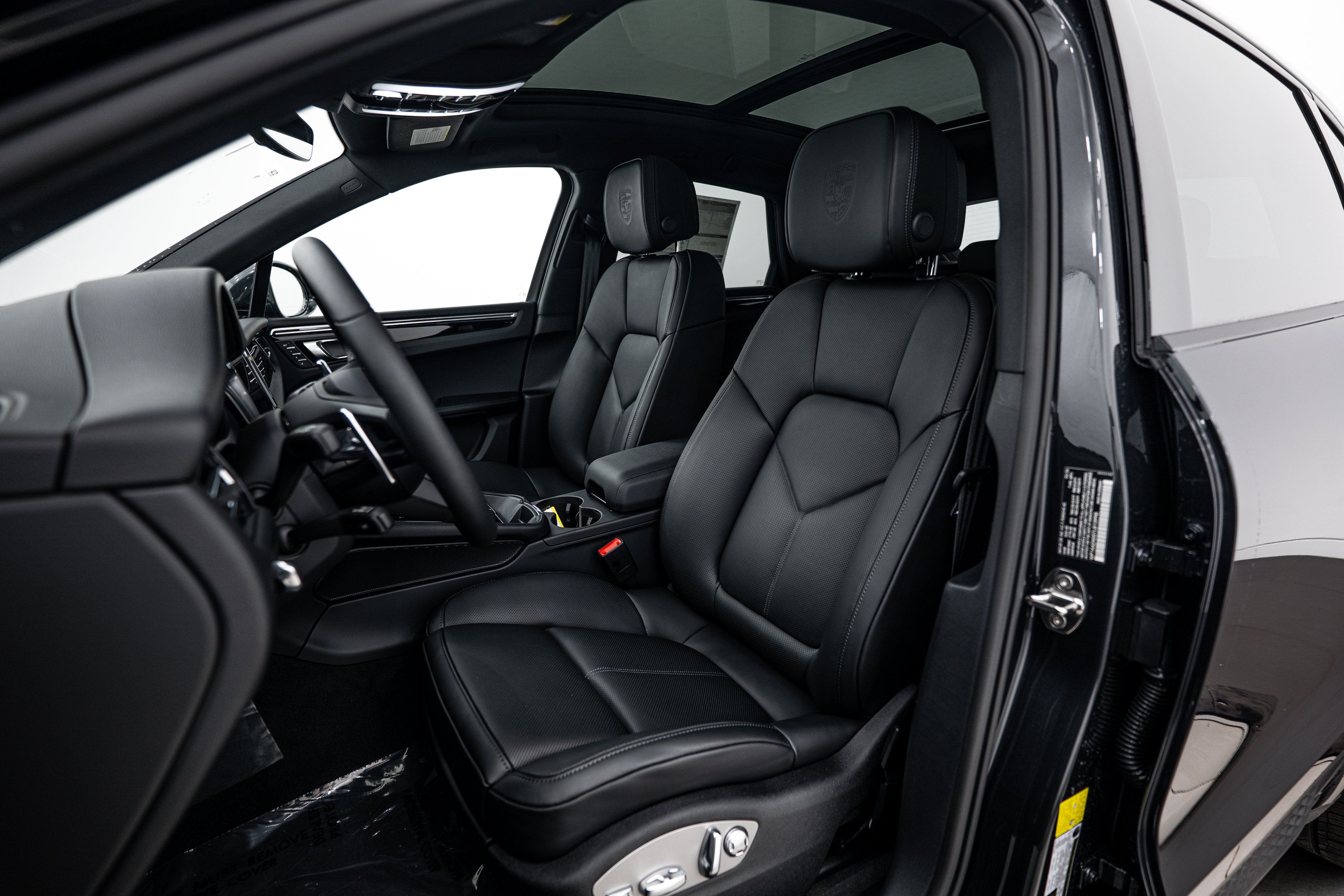 Certified 2026 Porsche Macan AWD/4WD image 5