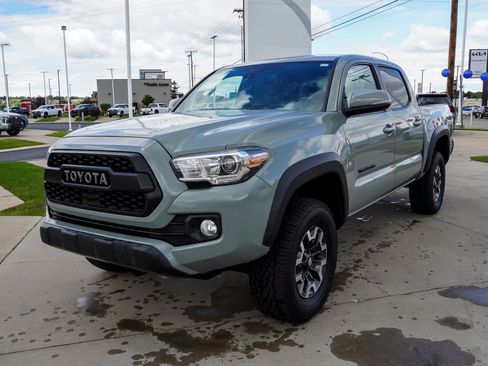 Certified 2022 Toyota Tacoma TRD Off-Road AWD/4WD image 4