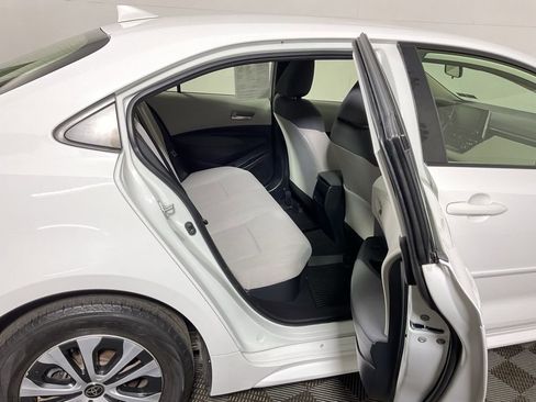 Used 2021 Toyota Corolla LE image 32
