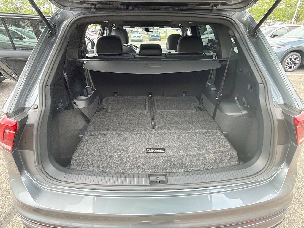 Used 2023 Volkswagen Tiguan SE R-Line FWD image 29