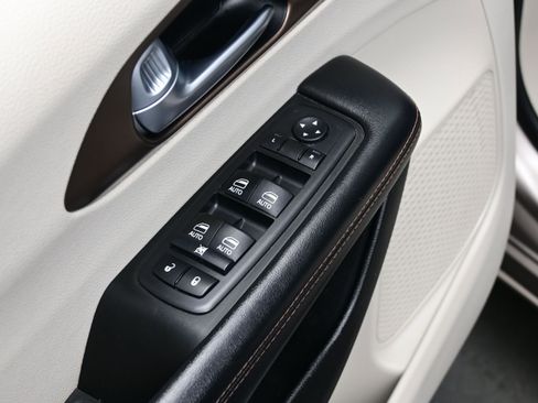 Used 2018 Chrysler Pacifica Touring-L Plus w/ Advanced Safetytec Group FWD image 10