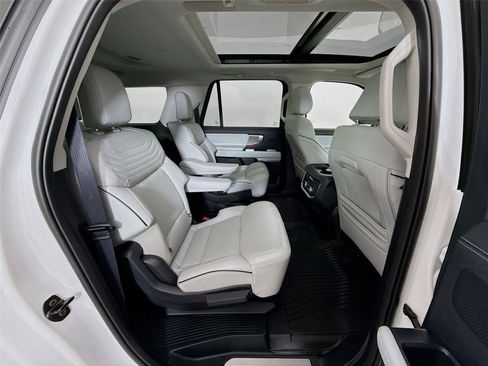 Used 2025 Ford Expedition Max Platinum w/ Platinum Ultimate Package AWD/4WD image 27