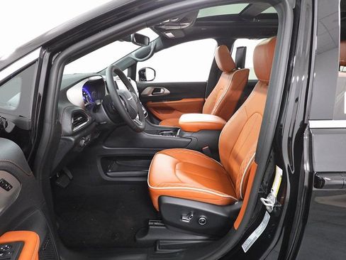 New 2026 Chrysler Pacifica Pinnacle image 9