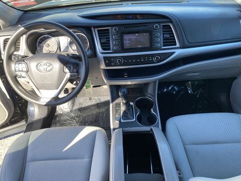 Used 2018 Toyota Highlander LE w/ Carpet Mat Package (TMS) image 17