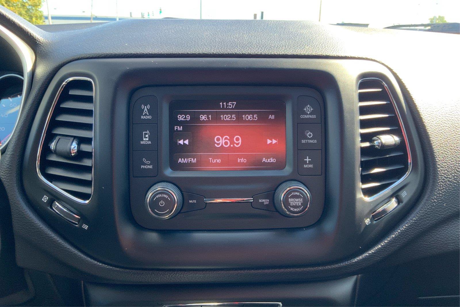 Used 2018 Jeep Compass Latitude w/ Cold Weather Group AWD/4WD image 13