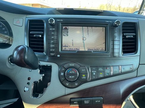 Used 2013 Toyota Sienna Limited w/ Premium Pkg image 16