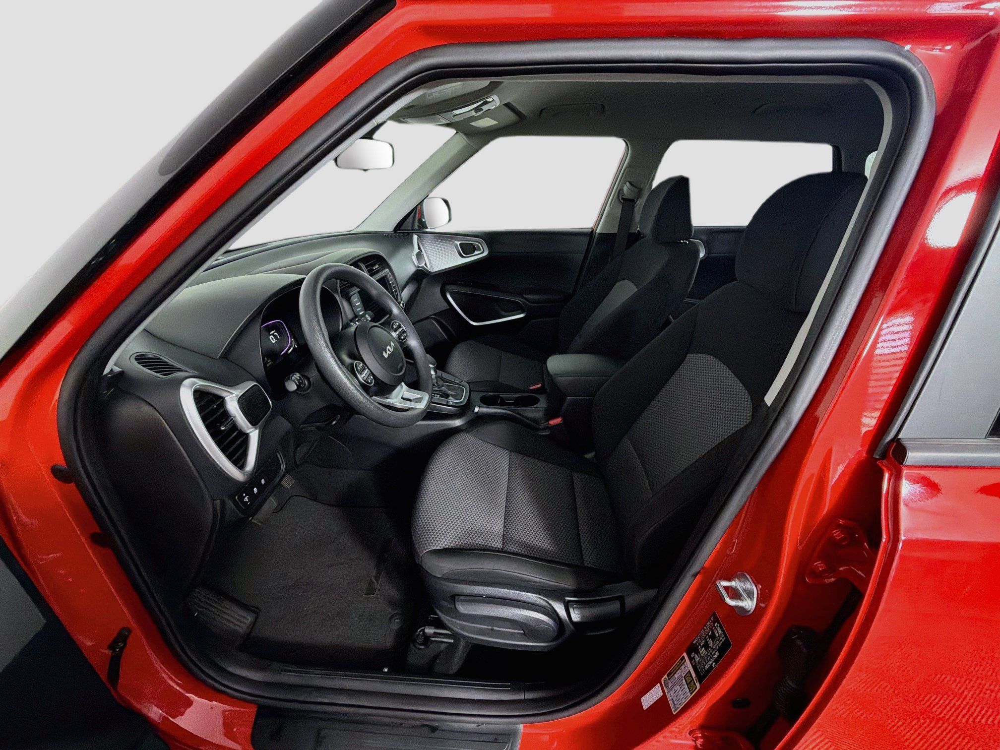 Used 2025 Kia Soul LX w/ LX Technology Package FWD image 13