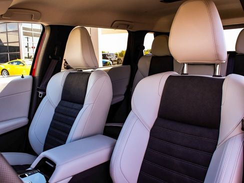 New 2025 Mitsubishi Outlander SE image 32