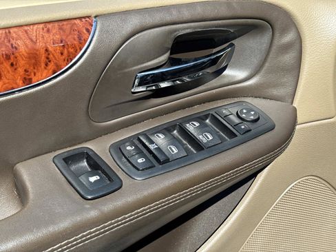 Used 2016 Chrysler Town & Country Touring image 20