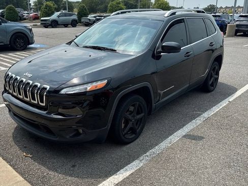Used 2017 Jeep Cherokee Latitude w/ Comfort/Convenience Group FWD image 2