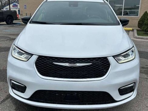 Used 2026 Chrysler Pacifica Limited image 2