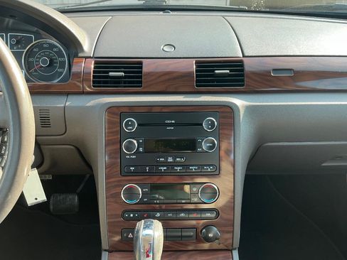 Used 2009 Ford Taurus SEL FWD image 20