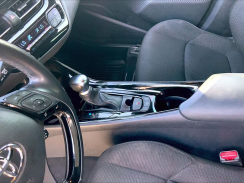 Used 2019 Toyota C-HR XLE FWD image 17