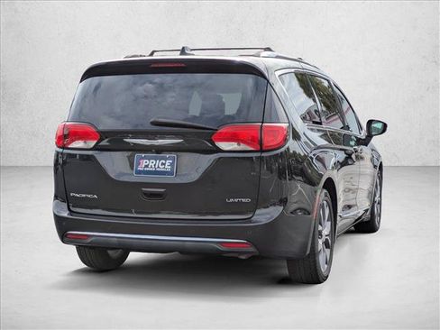 Used 2017 Chrysler Pacifica Limited FWD image 6