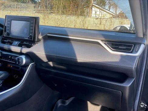 Used 2020 Toyota RAV4 LE image 18