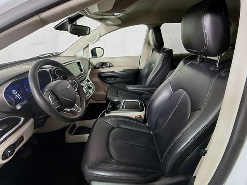 Used 2023 Chrysler Pacifica Touring-L FWD image 27