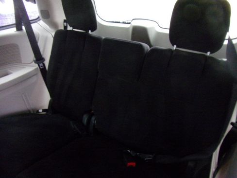 Used 2011 Chrysler Town & Country Touring FWD image 4