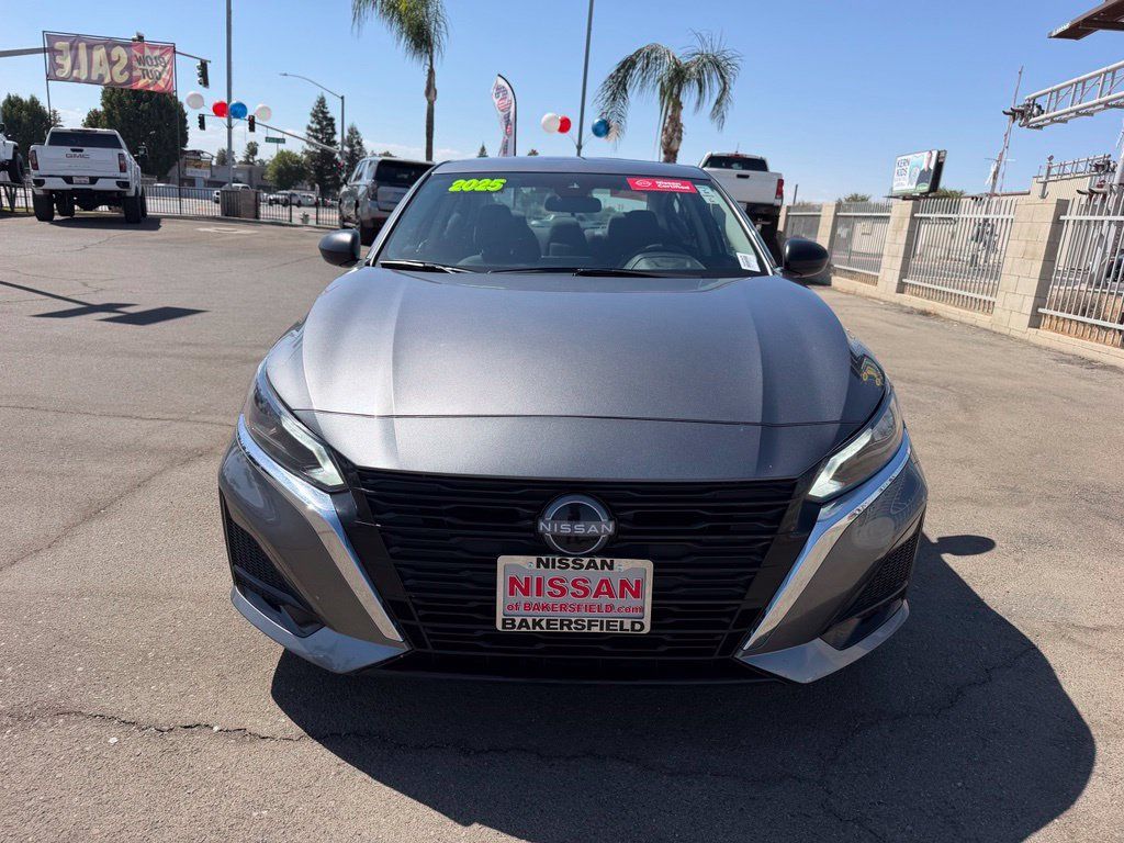 Used 2025 Nissan Altima 2.5 SV FWD image 2