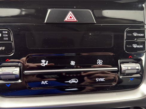 Used 2023 Kia Sorento S w/ Panoramic Sunroof Package FWD image 18
