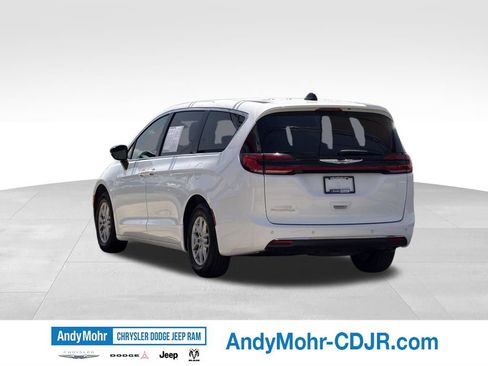 Used 2024 Chrysler Pacifica Touring-L FWD image 5