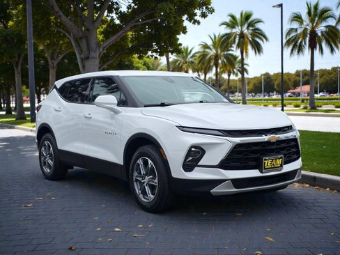Used 2025 Chevrolet Blazer LT FWD image 4