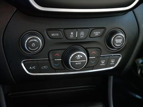 Used 2021 Jeep Cherokee Latitude Lux w/ Comfort/Convenience Group image 23