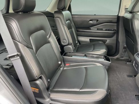 Used 2025 Nissan Pathfinder SL w/ SL Premium Package AWD/4WD image 19