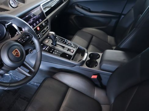 Certified 2026 Porsche Macan AWD/4WD image 19