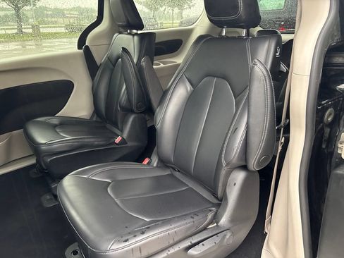 Used 2023 Chrysler Pacifica Touring-L FWD image 38