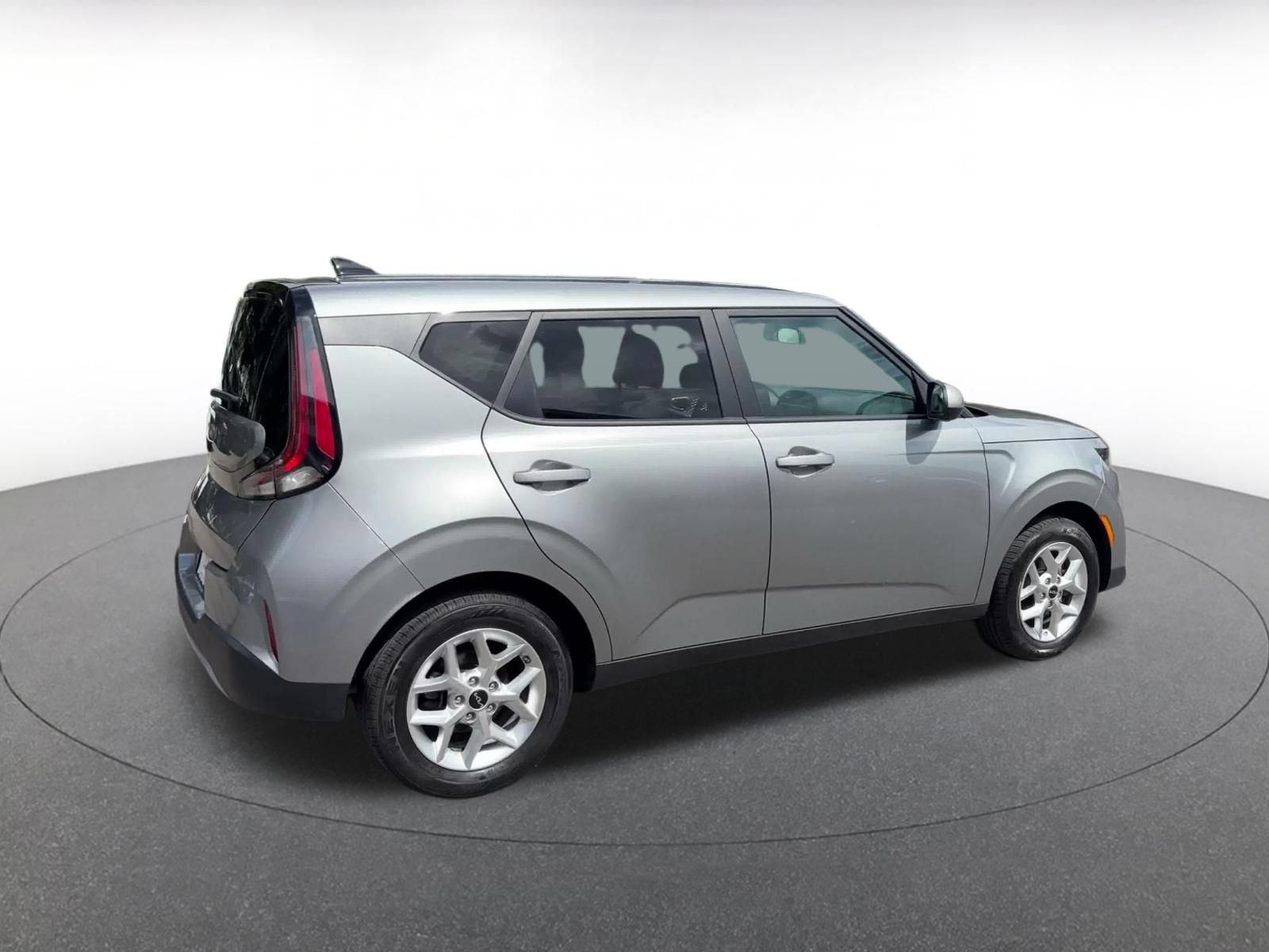 Used 2025 Kia Soul LX w/ LX Technology Package FWD image 13