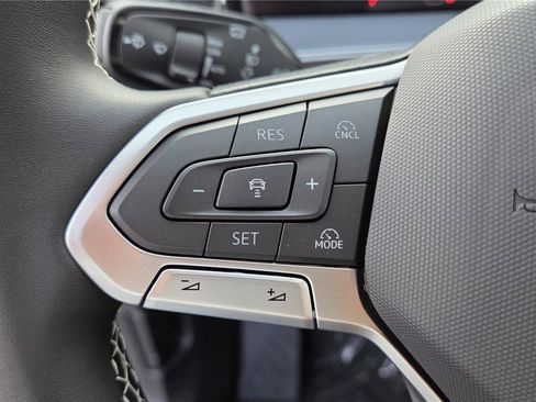 New 2026 Volkswagen Tiguan SE FWD image 17