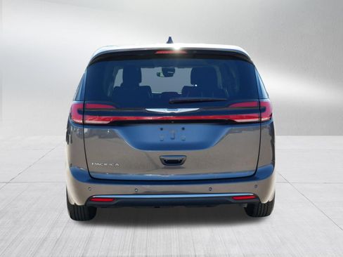 Used 2023 Chrysler Pacifica Touring-L image 6